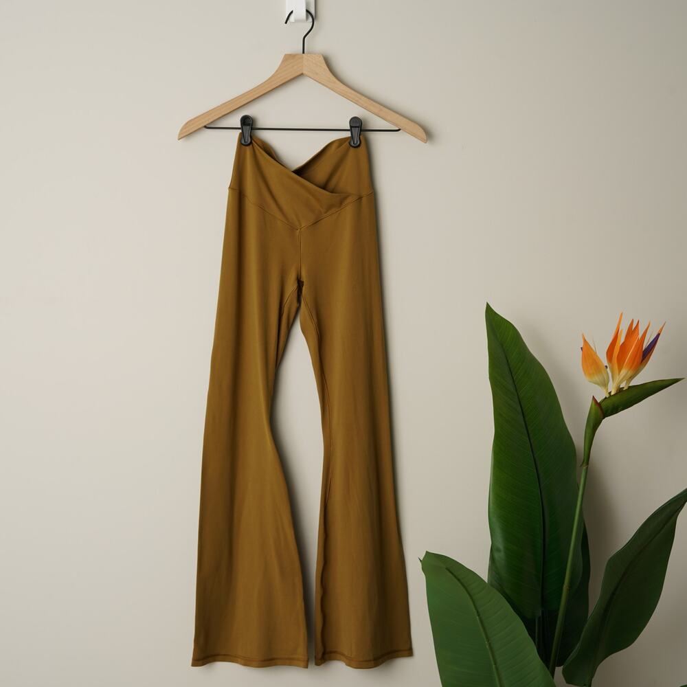 Offline by Aerie Real Me Flare Hi-Rise Short Inseam Crossover Flares Golden EUC - Picture 2 of 7